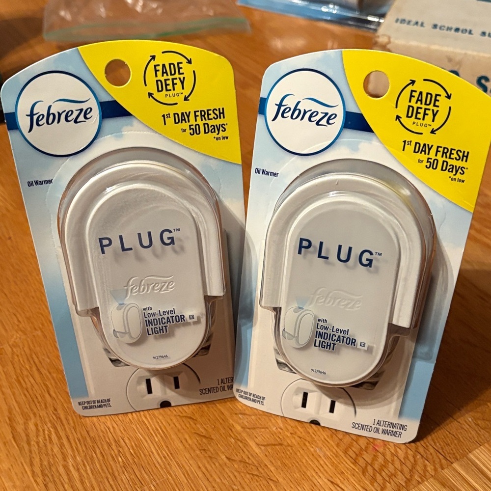Febreze Plug Scented Oil Warmer with Fade Defy Technology